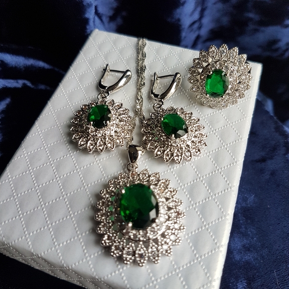 Swarovski Elements 925 Sterling Silver Emerald Green Flower Halo Necklace NEW - Picture 5 of 16